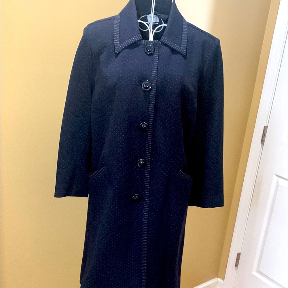 Cabi Elegant Navy Women's lightweight coat. 
EUC
Armpit 18 im
Length33 in